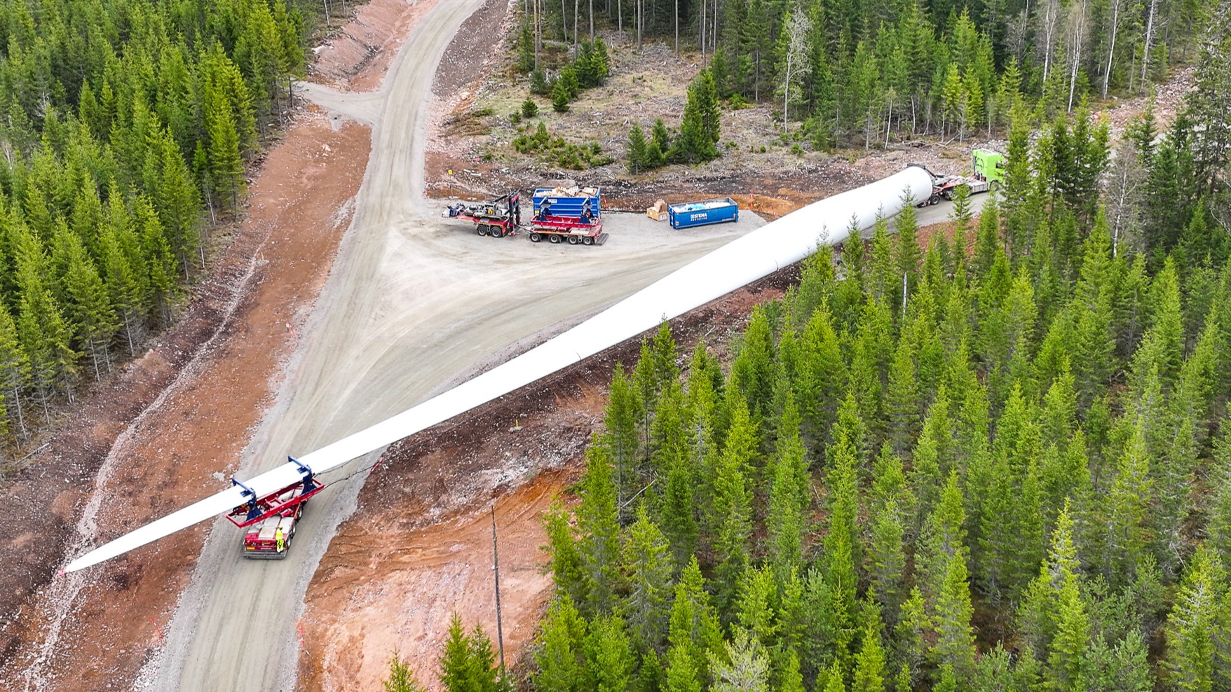The special transport for the power blades is around 100 meters in total.